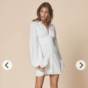 Adoore klänning  - Säljer nu denna superfina adoore klänningen🤍 lappar kvar och helt oanvänd. La ut den för ett tag sen men såldes inte pga oseriös följare. Slut på hemsidan! Köpt för 1400kr säljer för 1000kr. Stl 34! Hör av er vid intresse!💕