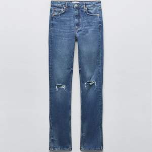 Säljer mina väldigt fina jeans från Zara, dem har hög midja, slitningar och slits i benslutet. Väldigt snygga och bra kvalité❣️köpta för 359kr säljer nu för 150kr 