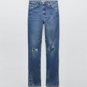 Zara Jeans med slits och hög midja  - Säljer mina väldigt fina jeans från Zara, dem har hög midja, slitningar och slits i benslutet. Väldigt snygga och bra kvalité❣️köpta för 359kr säljer nu för 150kr 