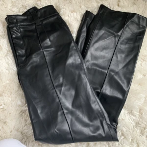 Zara skinnbyxor oanvända  - Säljer dessa då de är lite stora för mig, supersnygga! Storlek 38, lite ”fodrade” innuti, super sköna verkligen! 