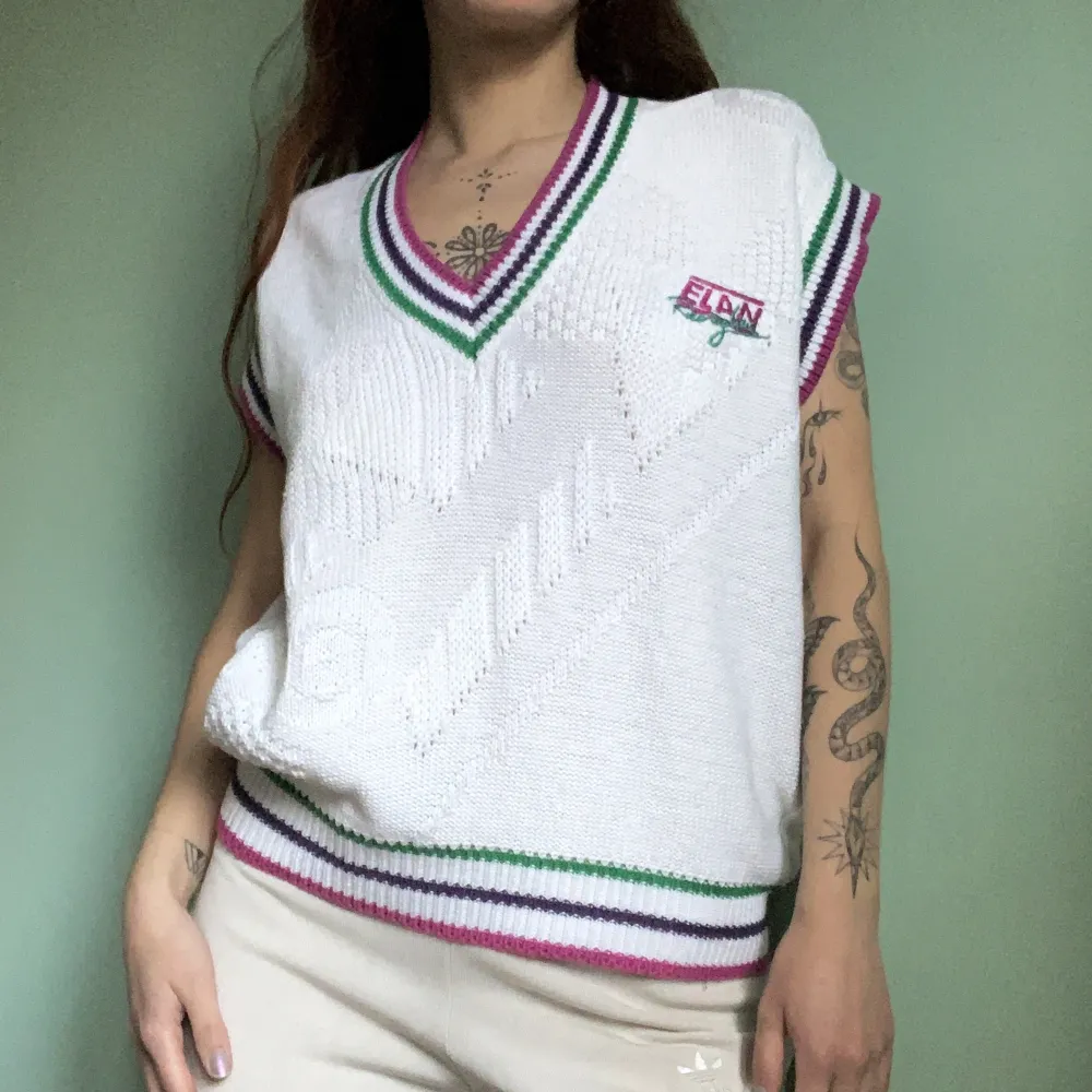 Galet fin vintage 80s stickad väst 💚💙💜 i felfritt skick! Passar S-XL beroende på önskad passform. Jag på bilden är strl 38/M🧚‍♀️. Stickat.