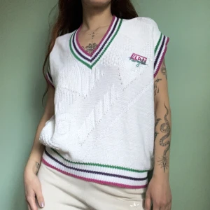 80s preppy knitted vest  - Galet fin vintage 80s stickad väst 💚💙💜 i felfritt skick! Passar S-XL beroende på önskad passform. Jag på bilden är strl 38/M🧚‍♀️