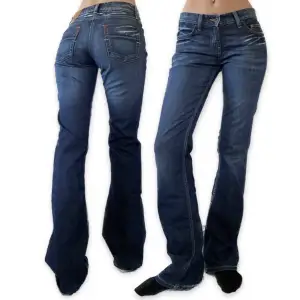 Så fina jeans!! Kommer inte till användning:( små slitningar kan förekomma ( tex längst nere vid hälen ) men inga stora defekter. 88cm i innerbenslängd & 38cm i midjan (mätt rakt över). 