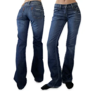 Jeans  - Så fina jeans!! Kommer inte till användning:( små slitningar kan förekomma ( tex längst nere vid hälen ) men inga stora defekter. 88cm i innerbenslängd & 38cm i midjan (mätt rakt över). 