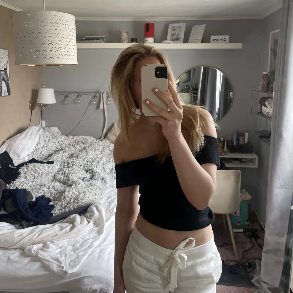 Jättefin offshoulder topp från Zara! Nyskick 💗. Yläosat.