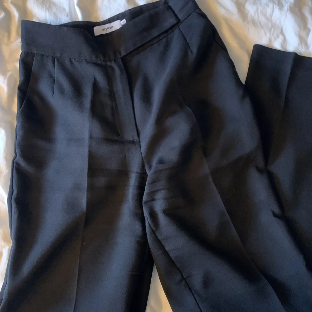Superfina svart kostymbyxor från Stylein i storlek XS, passat mig som vanligtvis har S/36! Tror jag betalade 1499kr för dem så väldigt bra pris! . Jeans & Byxor.