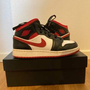 Jordan 1 mid ”gym red”. Storlek 38 (GS), köpta på Restock så är självklart äkta✅ andvänd fåtal gånger. Priset är inkl frakt. Dma om du har någon fråga