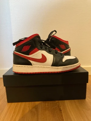 Jordan 1 mid ”gym red” - Jordan 1 mid ”gym red”. Storlek 38 (GS), köpta på Restock så är självklart äkta✅ andvänd fåtal gånger. Priset är inkl frakt. Dma om du har någon fråga