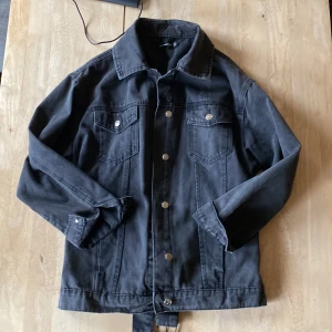 Oversized jeansjacka - Svart oversized jeansjacka från Pretty Little Thing, i strl EUR36