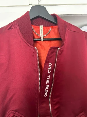 Bomberjacka ONLY THE BLIND - En sparsamt använd jacka från ONLY THE BLIND i skick som ny! Ni som vet ni vet!!! Fler bilder kan skickad vid intresse!!!!