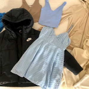 Nike Shein Gina m.m - Åtta plagg i stl xs/s, bl a Nike-jacka i mkt fint skick. Säljs tillsammans. 