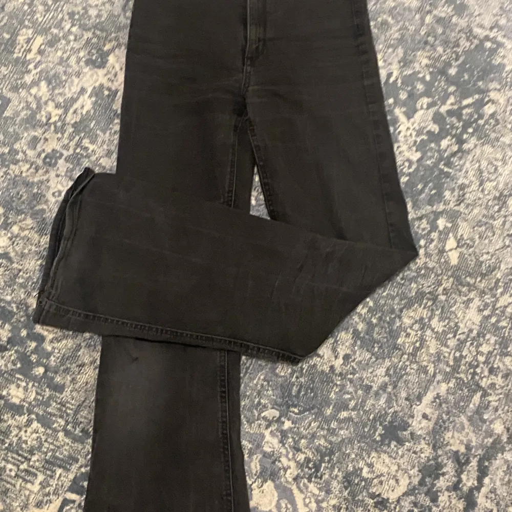 Svarta jeans med högmidja faded black ifrån Cubus . Jeans & Byxor.