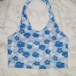 Topo - En blå blommig topp. Perfekt till sommaren 