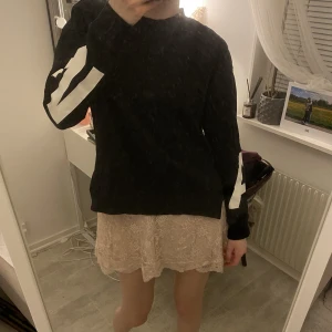 Sweatshirt - Tjockare tröja med tryck på båda armarna 💞 passar Xs-S. Säljer åt en kompis 👍🏼
