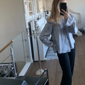 Blus  - Säljer denna fina blusen från Gina Tricot  Den är ljusblå och off shoulder, den är i silke. 💙💙