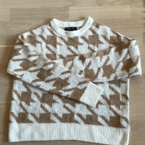 Tjocktröja - Säljer denna fina tjocktröjan från amisu. Storlek s. Bra skick. Inga fläckar.den är stickad men sticks inte🩷🩷
