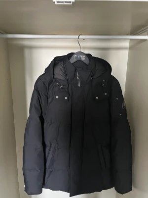 moose knuckles jacka - moose knuckles jacka i storlek m köpte den har inga skador den är så gott som ny köpte den från johnells packets kvittot och QR kod finns om ni vill ha fler videos på jackan kom privat kan filma den 