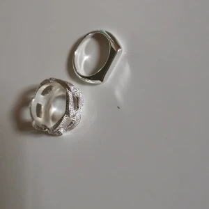 Ringar - Den som är smal är 1 den som är tjock den är 2! Om ni bra vill köpa en! (oanvända) DET ÄR 10KR ST!! OCH 2 FÖR 15