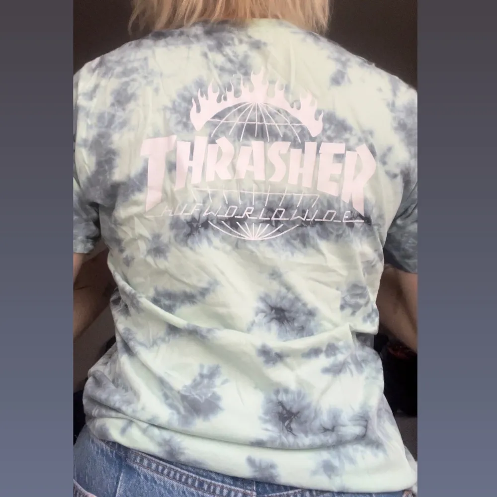 så cool och skön oversized t-shirt ifrån HUF tillsammans med Thrasher. Köpte den vintage för några år sedan :) skriv för mer info 🫶🏼. T-shirts.