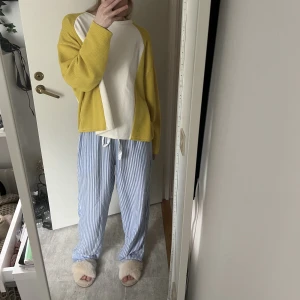 Zara tröja  - Tröja från zara använd Max 2 gånger så i toppenskick 🌷💞 tror att den är storlrk L men passar på mig som har S. 