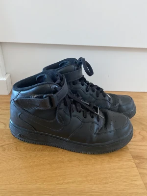 Nike - Nike Air Force 1 Mid ’07 Använda ett fåtal gånger, storlek 40. Hör av er vid fler frågor :)