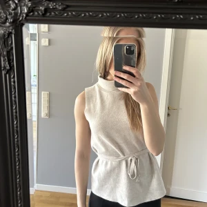 Linne med polo från Zara - Stickat linne med polo och knytning från Zara. Endast använd fåtal gånger. 