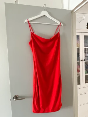 Röd klänning  - Lite längre klänning i väldigt bra skick 