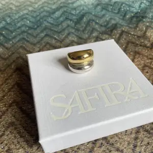 Mixed mega ring från Safira i storleken 17mm. Äkta 925 sterling silver och ett lager av 24K äkta guld. Ringen är använd mycket sparsamt endast ett fåtal gånger - inga defekter. Orginalpriset är 900kr, mitt pris är 550kr, men kan disskuteras! Supercool!!❤️‍🔥❤️‍🔥