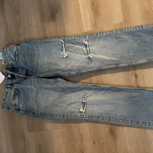 Jeans straight zara  - Snygga jeans i straight.  Med en blå tvätt och lite slitningar. Helt nya. Prislapp finns kvar.