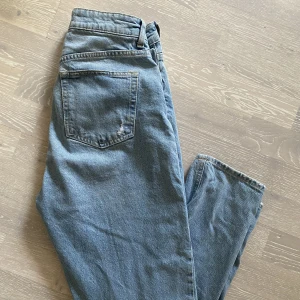 Jeans med hål på knä - Superfina med hål på ett knä🌸