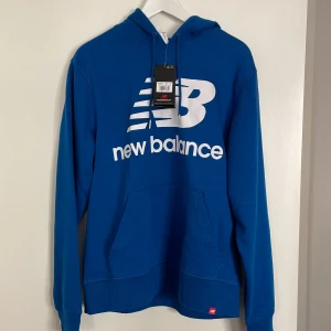 New Balance hoodie - 100%bomull. Relaxed fit. Oanvänd.