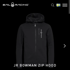 Sail racing zip hoddie  - Säljer min sailracing hoddie i storlek S men passar även M  Köpt för 1000kr Använd fåtal gånger Inga skador på tröjan, är precis som ny. Passar både killar och tjejer Tveka inte att höra av dig om du är intresserad