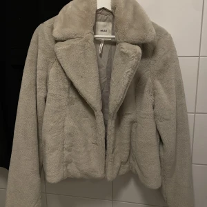 Superfin pälsjacka - Knappt använd köpt på zalando. Nypris 899:- 🌸 superfin