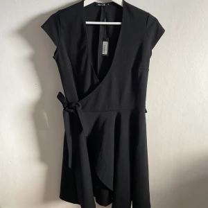 Klänning - Svart omlottklänning Oanvänd