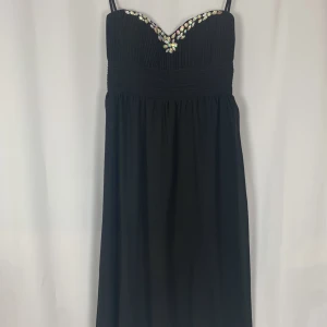Baklänning/aftonklänning - Klänning med fina stenar.💕 Axelbanden är borttagbara. Storlek 42 men funkar nog upp till 46 då materialet är lite stretchingt 