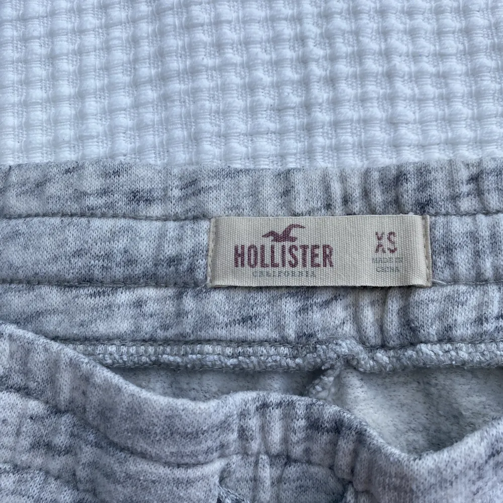 Välanvända mjukisbyxor från Hollister! De är fortfarande i bra skick bara lite noppriga kanke, därav bra pris!. Jeans & Byxor.