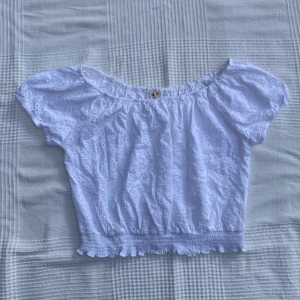 Somrig tröja - Somrig tröja från Hollister i superbra skick då den knappt är använd!