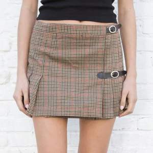 Jättesöt rutig kjol från brandy Melville, slutsåld på hemsidan. Använd 1-2 gånger, men säljer p.g.a av att jag inte har så mycket användning för den.☺️(fråkt igår ej)