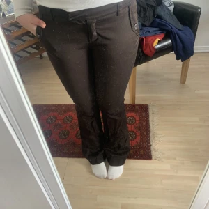 Lowwaisted kostymbyxor  - Säljer dessa underbara kostymbyxor köpta på beyond retro, är håriga på bilder pga hundar, men rollar o tvättar såklart innan! Är Lowwaisted och mer flare än fotot visar! Är 168,5