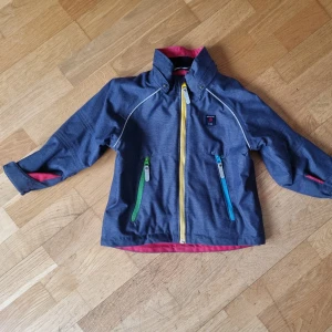 Jacka från Pop - Blå vindjacka från Polarn och Pyret i storlek 98. Fint använt skick. 