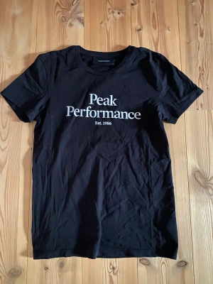 Peak Performance T-Shirt - En Peak Performance T-shirt i fint använt skick. Storlek S och passar jätte bra nu till sommaren.