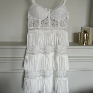 Studentklänning - Säljer denna helt oanvända klänningen då jag köpt en annan till studenten. Endast testat med prislapp kvar! Nypris 780kr 🦋