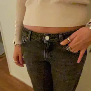 Asss snygga lågmidjade jeans från weekday!! Säljer då de ej kommer till användning💖💖Passar även som storlek 26 och 27!! Jag är ca 170 cm för referens🌟🌟 Kontakta för fler frågor<333