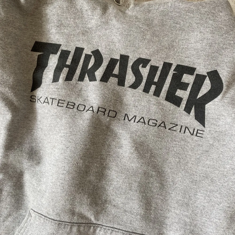 Grå thrasher hoodie i strl 34-36. Jätteskön hoodie! Den är använd men i fint skick. Är 161cm. Köpt för 1249kr. 💞. Hoodies.