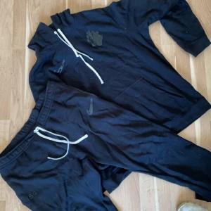 Nike aik dress - Stl xxl fint skick inget trasigt.  Nypris tröja 799kr byxor 749kr