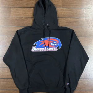 Champion Umass Lowell Hoodie - Snygg vintage champion Hoodie i storlek M! Bara att skriva om du undrar över något🙏