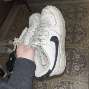Nike air force 1 - Använda. På denna bild åt de inte tvättade så om någon är intresserad skulle jag kunna försöka tvätta dem!🥰Kontakta mig om ni vill ha fler bilder