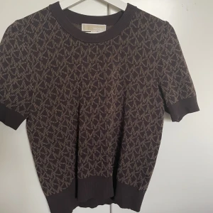 Michel kors Tröja  - I princip.   Storlek M men passar även mig som har S.