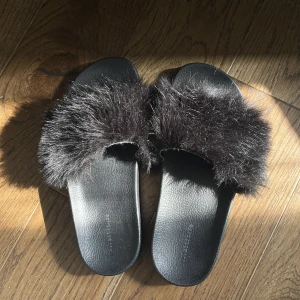 Tofflor  - Svarta sköna tofflor, knappt använda✨