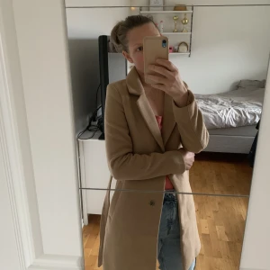Kappa med knytskärp - Fin kappa från H&M. Använd 1 gång. Köpt för 599kr.  Frakt 69 med instabox. Frakt 79 med postnord.